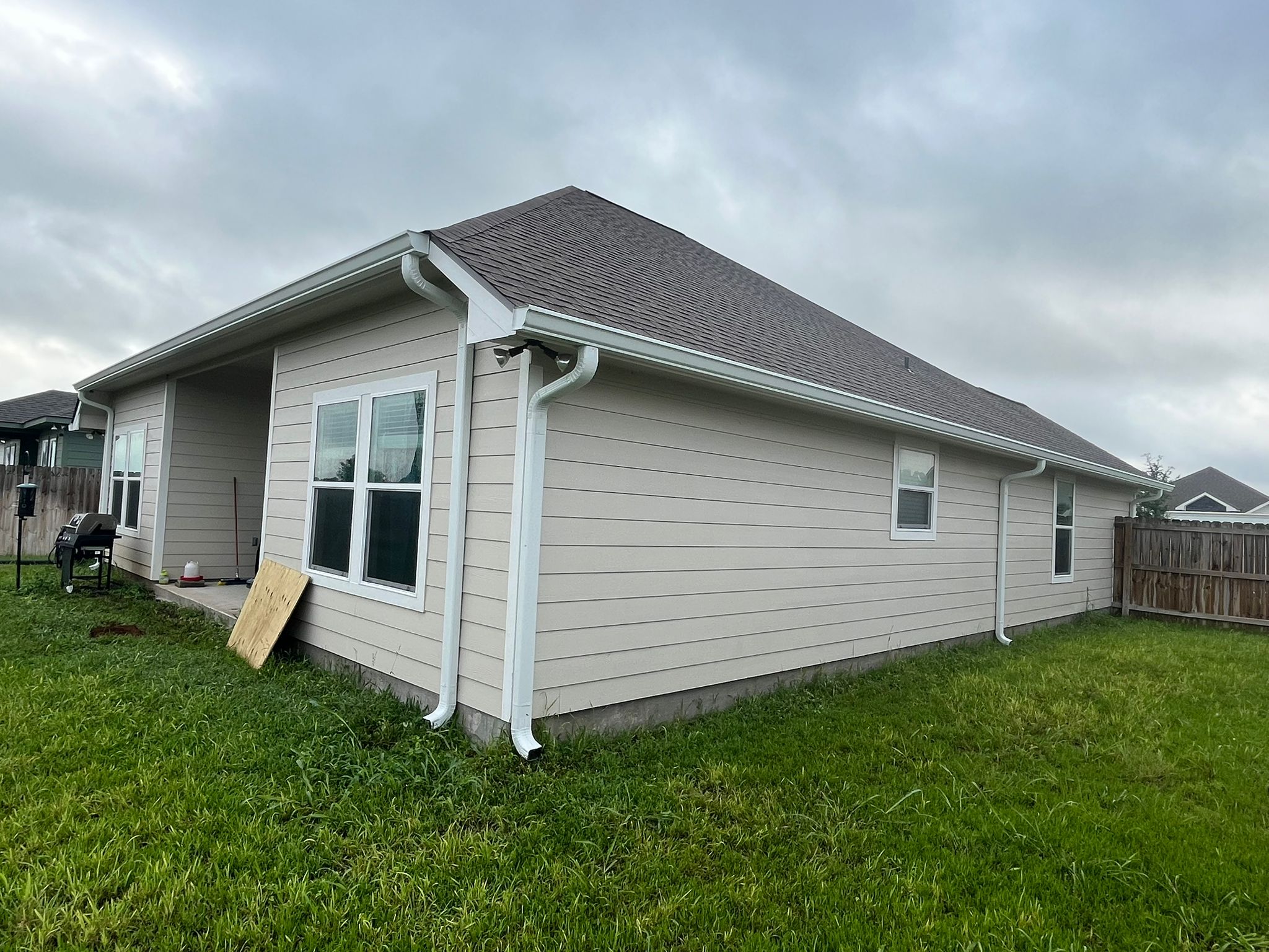 Finished beige ranch with white seamless gutters