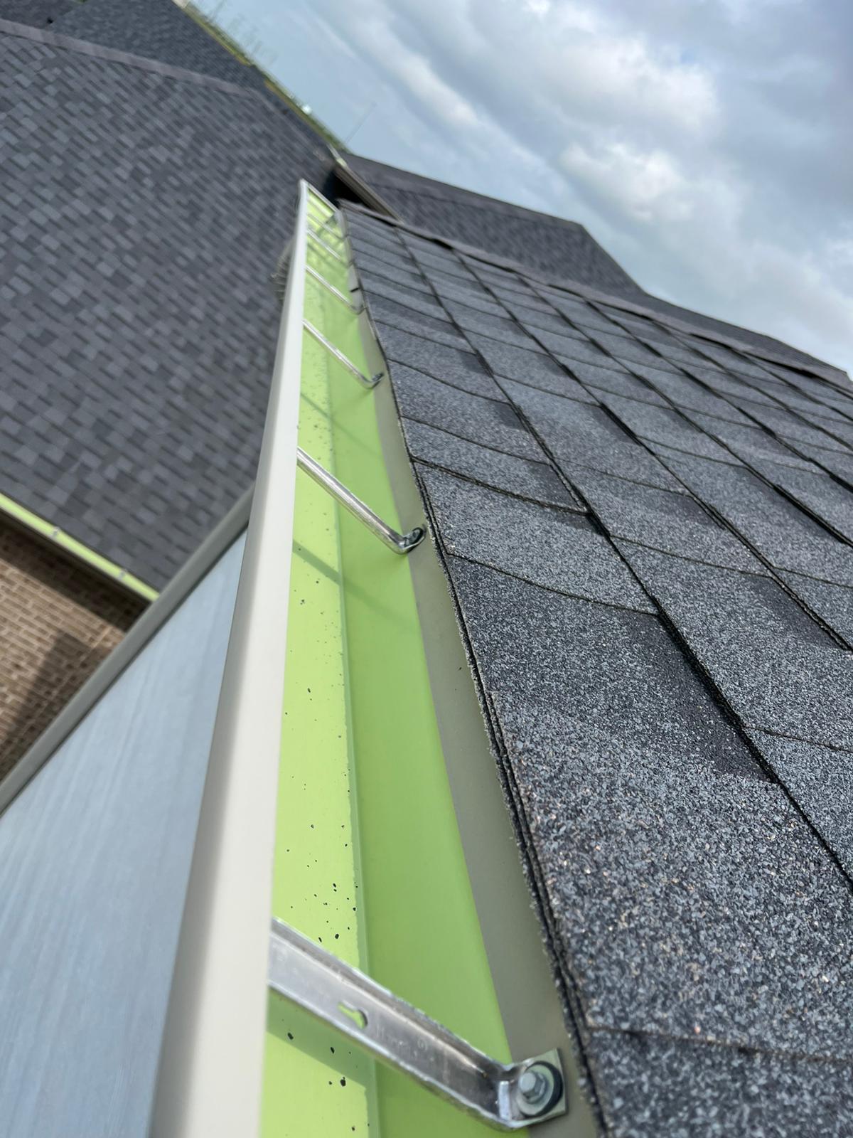 Close-up of a continuous seamless gutter run with hidden hangers