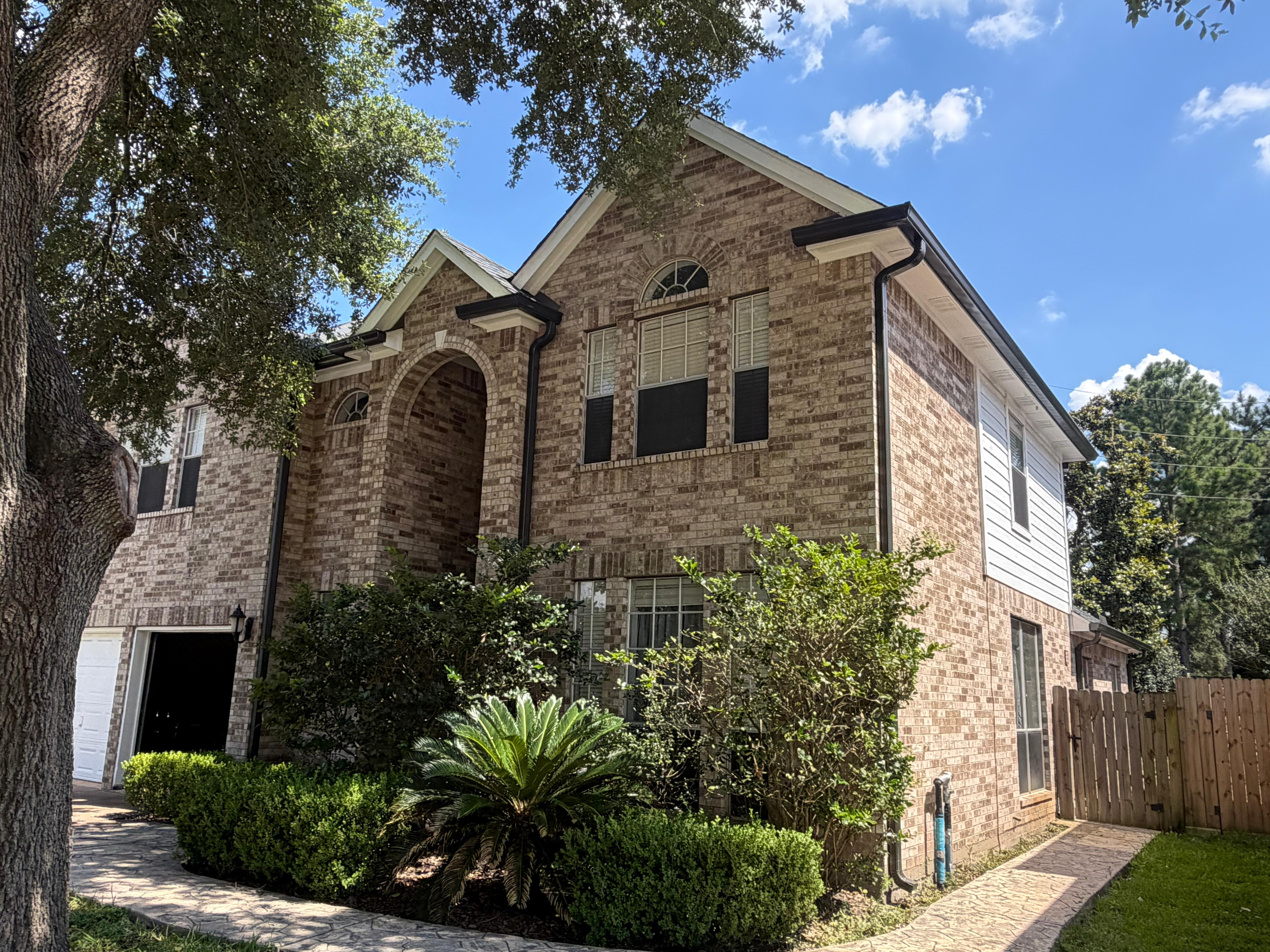 Houston-area home with finished seamless gutters along the roofline